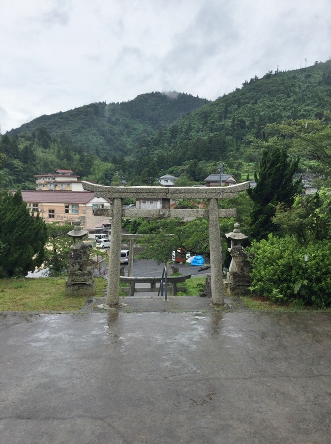 美田八幡神社の境内