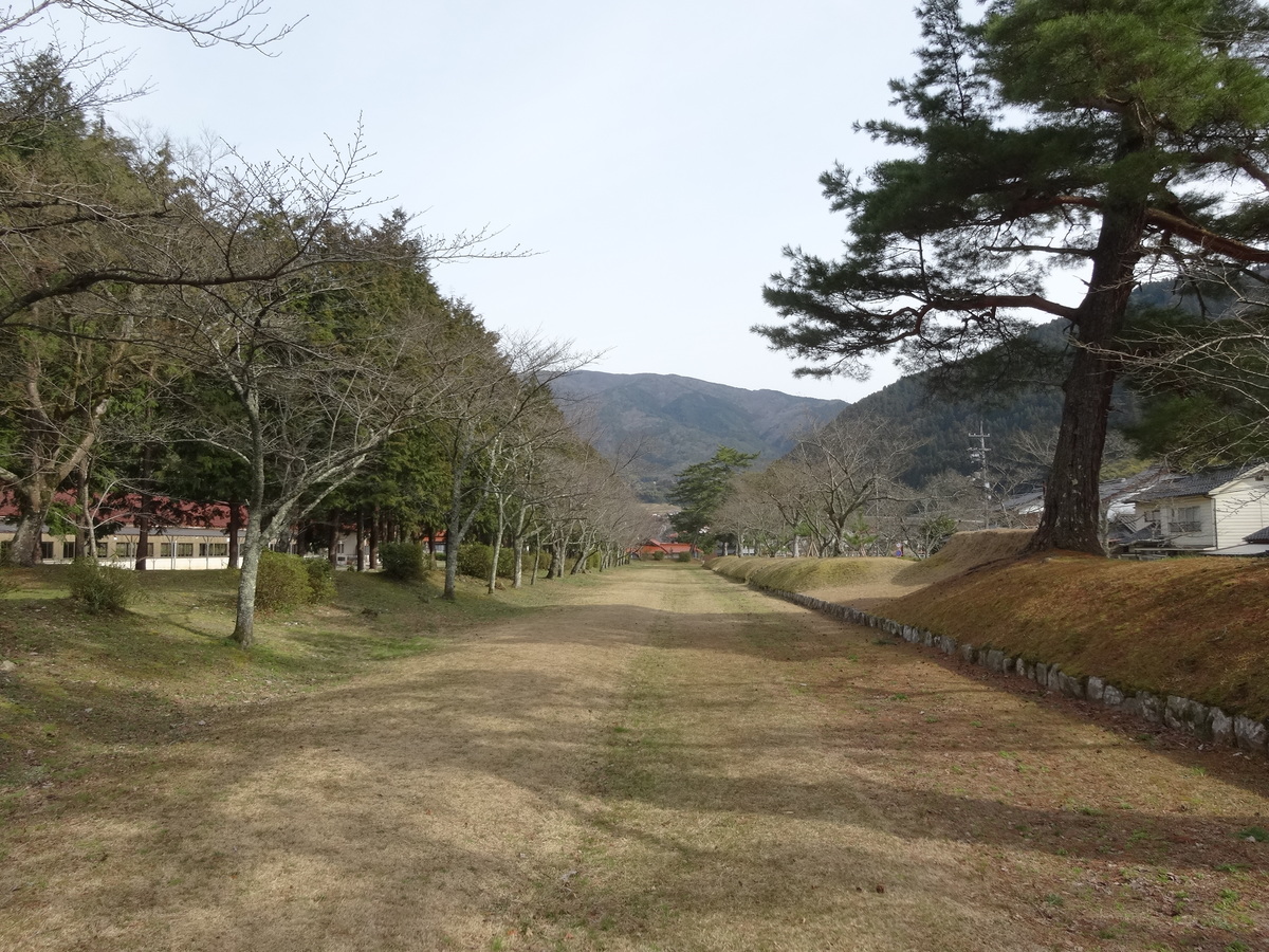 日本で唯一、鎌倉時代からの原型を留める流鏑馬の馬場がのこる場所