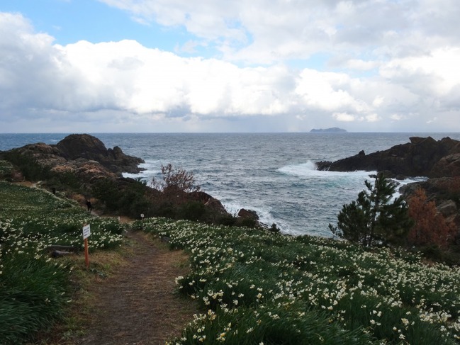 公園内の散策路。海に高島が見えます。2