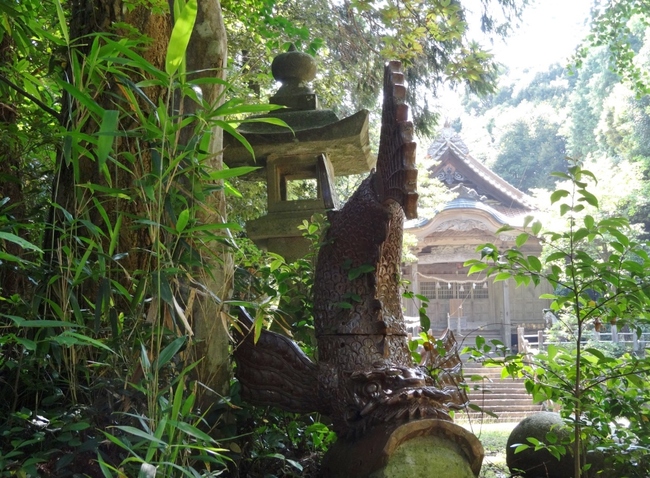 戸田柿本神社の境内入口にある石州瓦の鯱