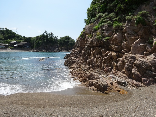 宮ヶ島（右の岸壁）と海の境目