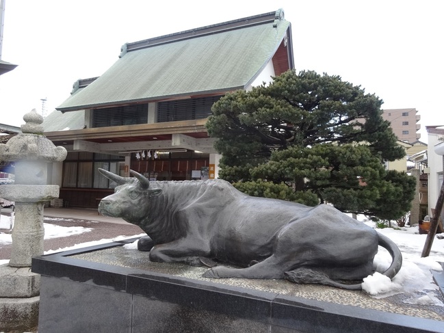 白潟天満宮の牛の像