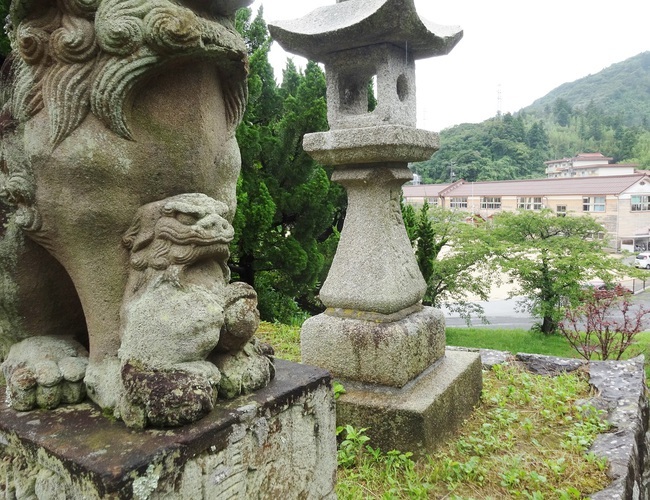 子取りの狛犬（美田八幡神社）