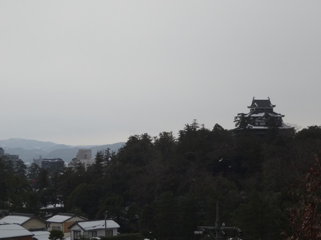 松江城をのぞむ