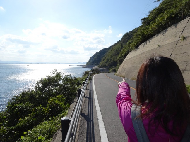 車の通行に注意して進みましょう