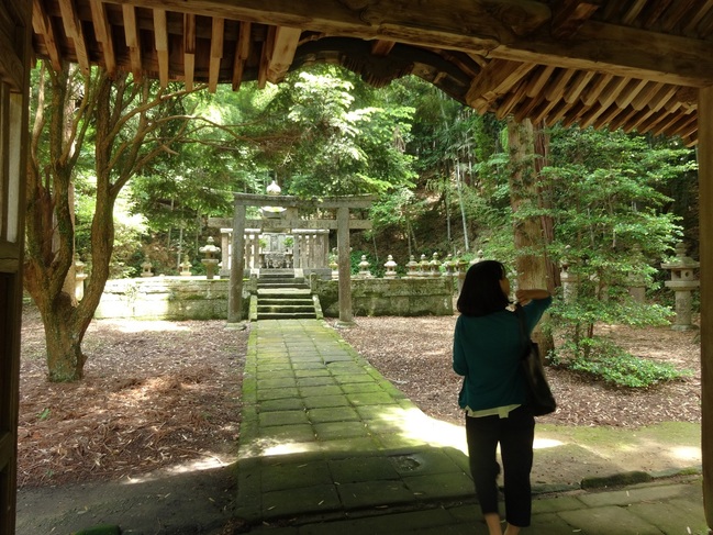 月照寺境内をめぐる