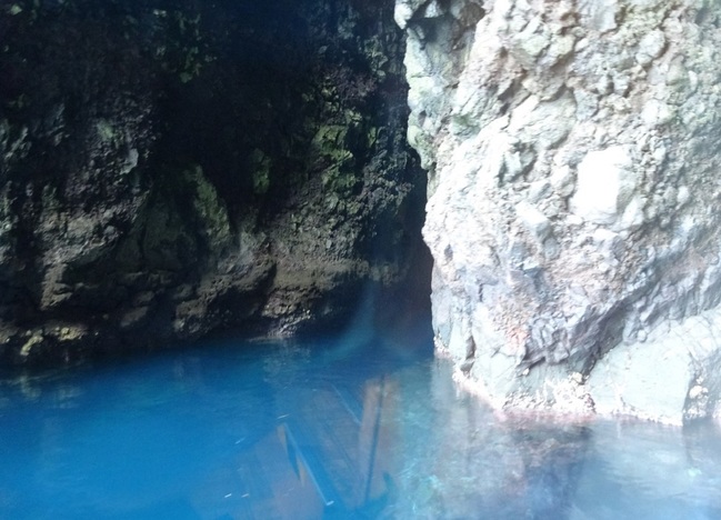 明暗の岩屋で見た海の色