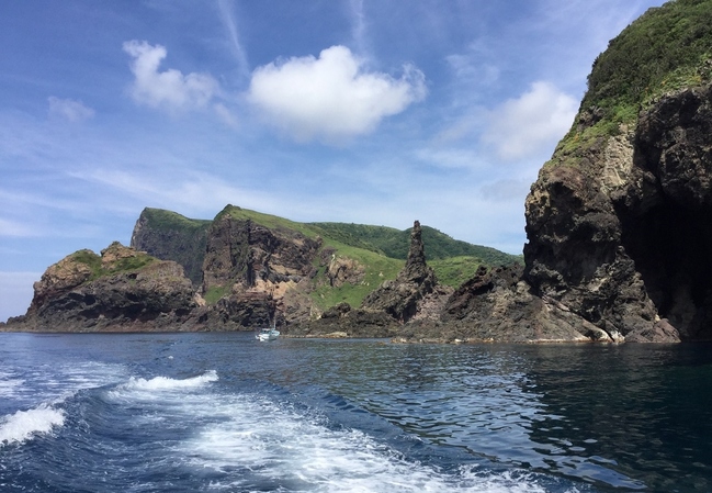 国賀めぐり定期観光船から見た国賀海岸2