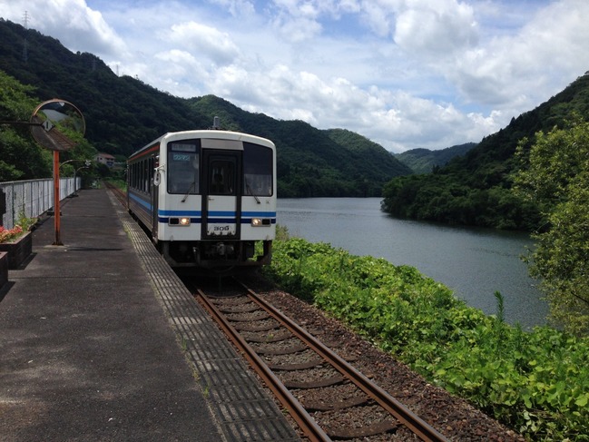 車両と江の川