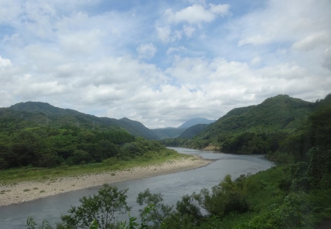 遠くに三瓶山