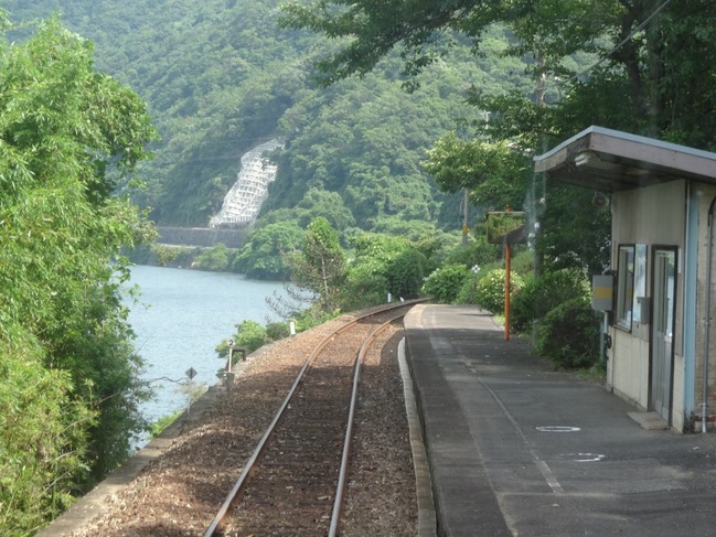 ホーム、線路、江の川