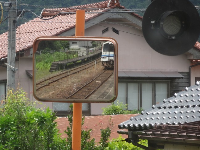 ミラーに映る車両