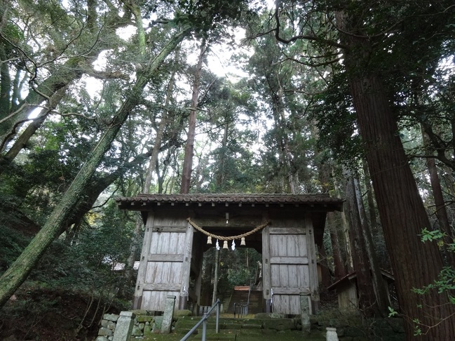 多鳩神社随神門