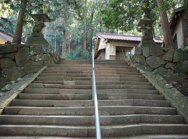 多鳩神社　社殿へと続く石段