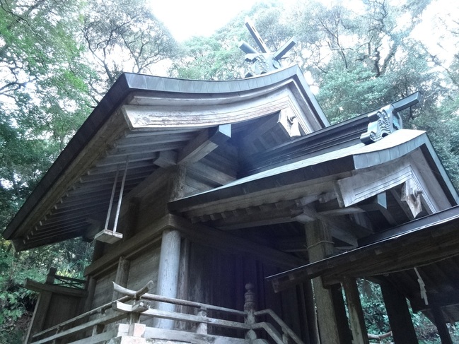 八咫烏の神饌台（多鳩神社本殿）