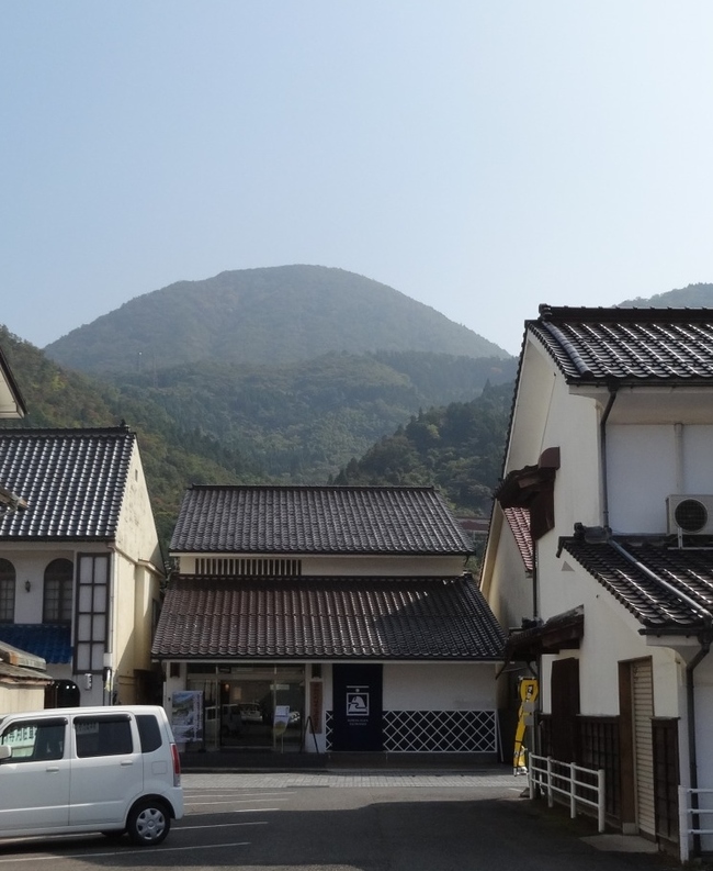 日本遺産センターの背後に青野山