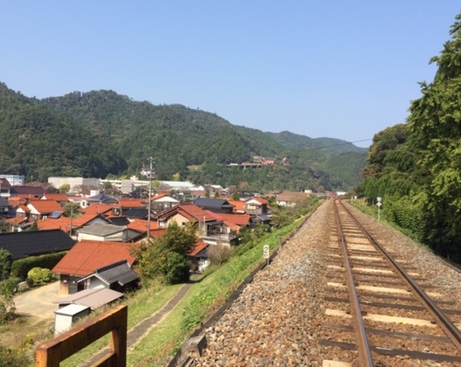 山の中腹に太皷谷稲成神社が見えます