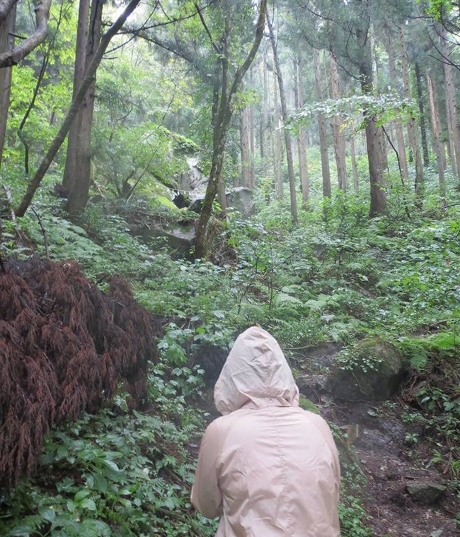 大神岩に近づいていく