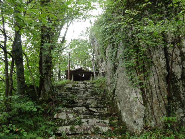 階段を上がれば右に琴弾山神社が見えます。