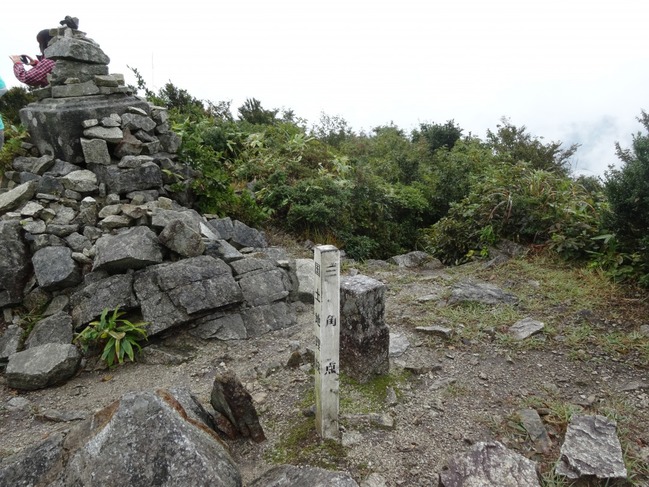 琴引山山頂。宝きょう印塔があった。