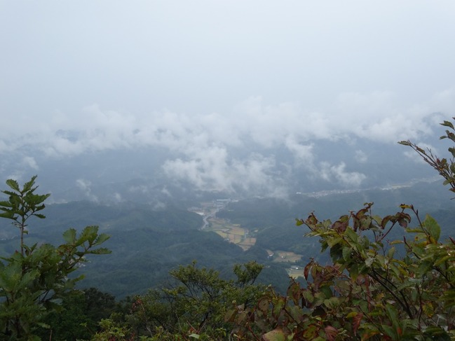 琴引山山頂からの眺め。飯南町の町並みが見えた。雲がなければ三瓶山も見えるそうです。