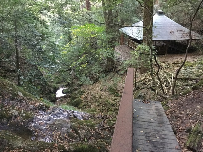 木造の建物を過ぎると滝です