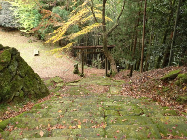 都武自神社階段と紅葉