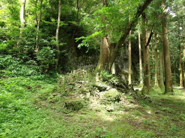 自然に溶け込む立久恵峡の羅漢像