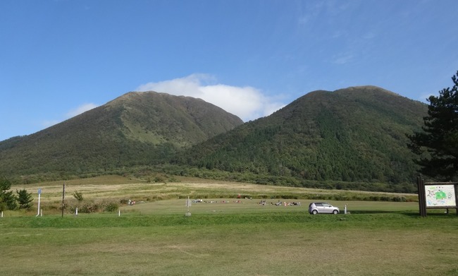 西の原から三瓶山を望む(左が男三瓶山、右が子三瓶山)