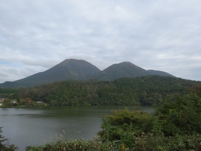 浮布池と三瓶山の眺望(左から男三瓶、子三瓶、孫三瓶)