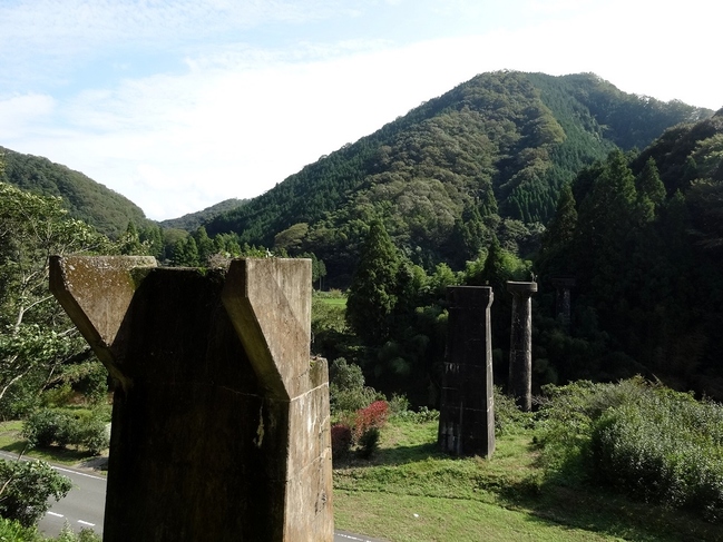 今福線の橋脚群（山側からの眺め）