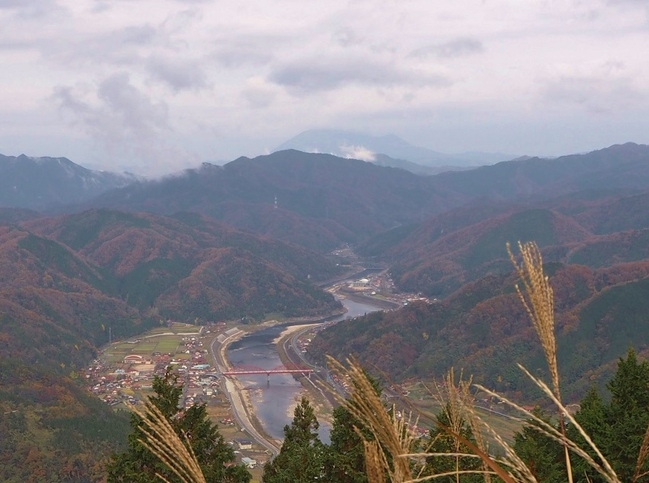 遠くにうっすら見える、三瓶山。