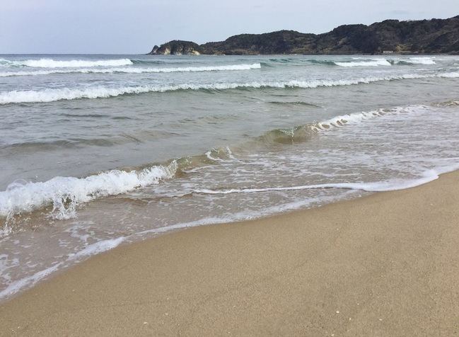 琴ヶ浜の波打ち際