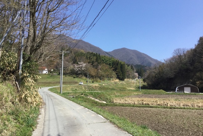 大江高山（山田バス停近くの駐車場から登山口へと向かう道）