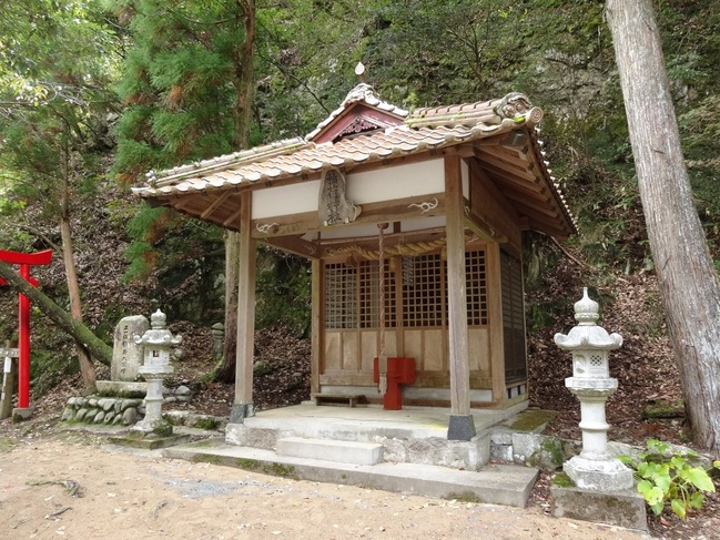 【稲荷神社】背後の岩壁に食い込むように建っている。