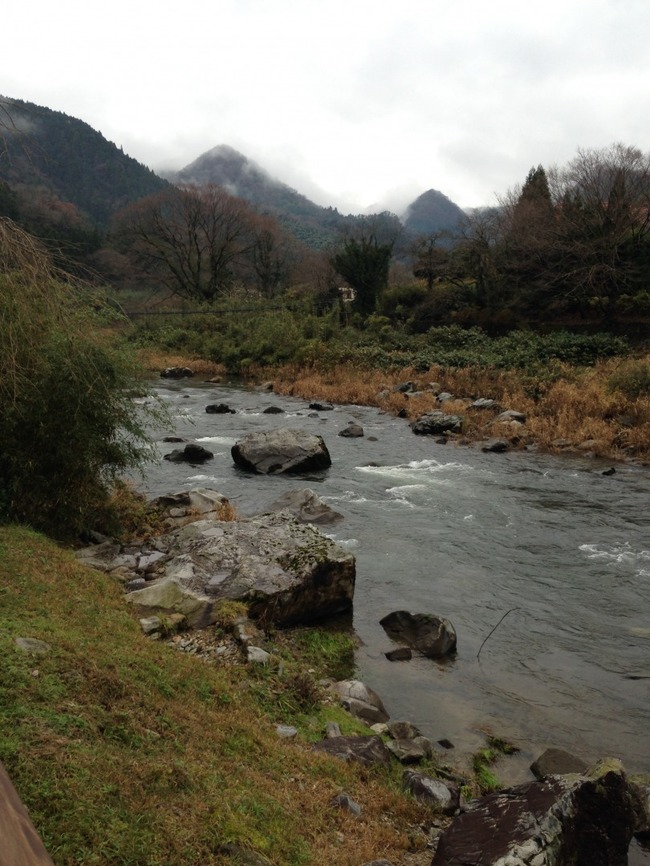 出雲湯村温泉足湯から斐伊川上流を望む