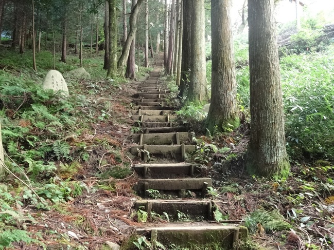 須我神社奥宮の参道