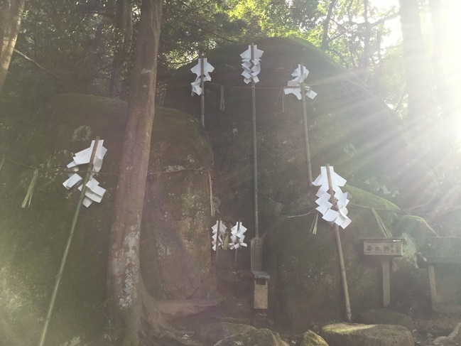 光を受ける夫婦岩