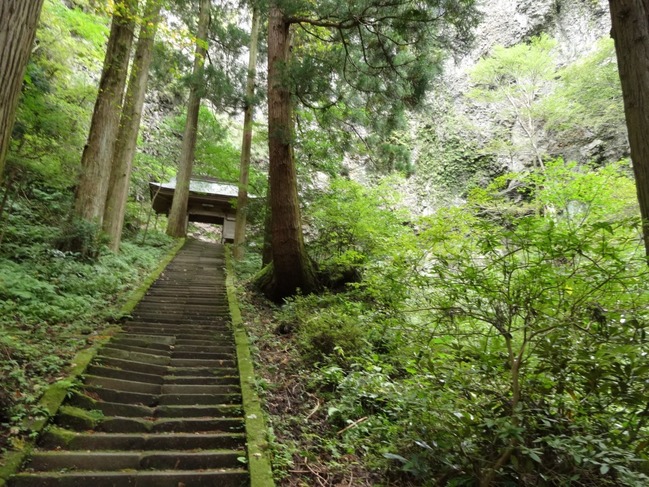 階段を上がり神社、雄滝へ向かう