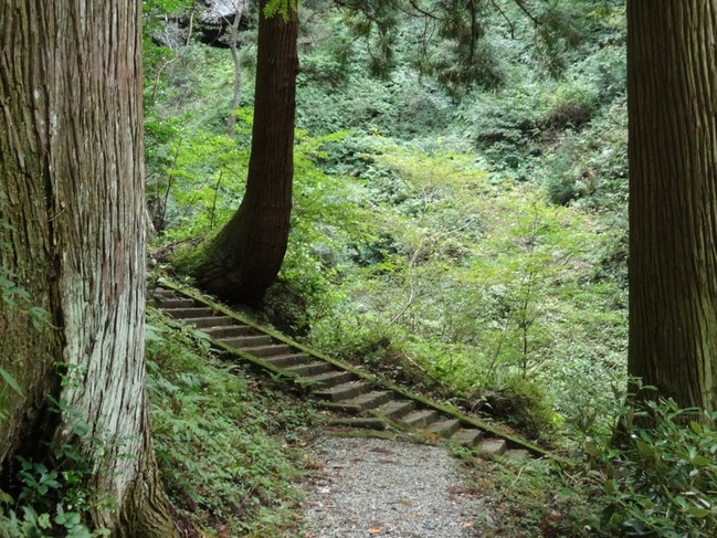 階段を上がり雌滝から壇鏡神社、雄滝へ向かう