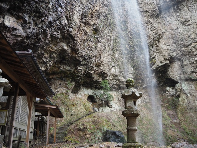 壇鏡神社と滝