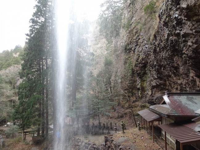 壇鏡神社と滝