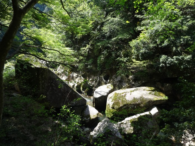 烏帽子岩（左）