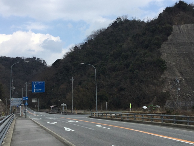 橋を越えたら右折。表示もあります。（益田市内から向かった場合）