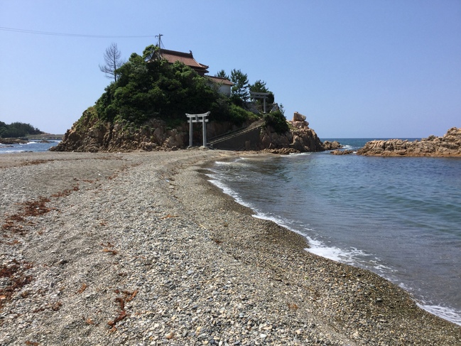 宮ヶ島・衣毘須神社に通じる砂浜（戸田小浜海岸）