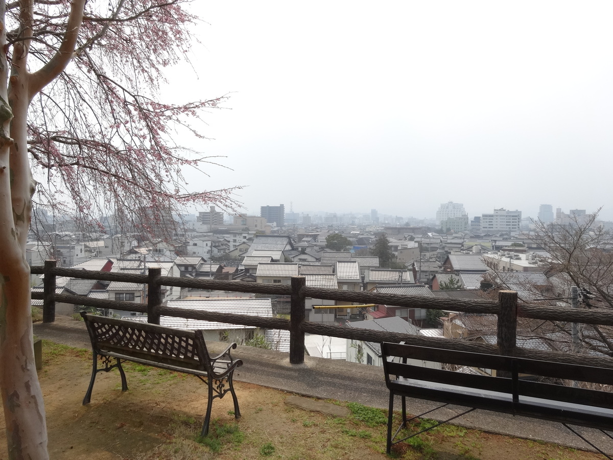 境内から見渡す、春霞の松江城下町。
