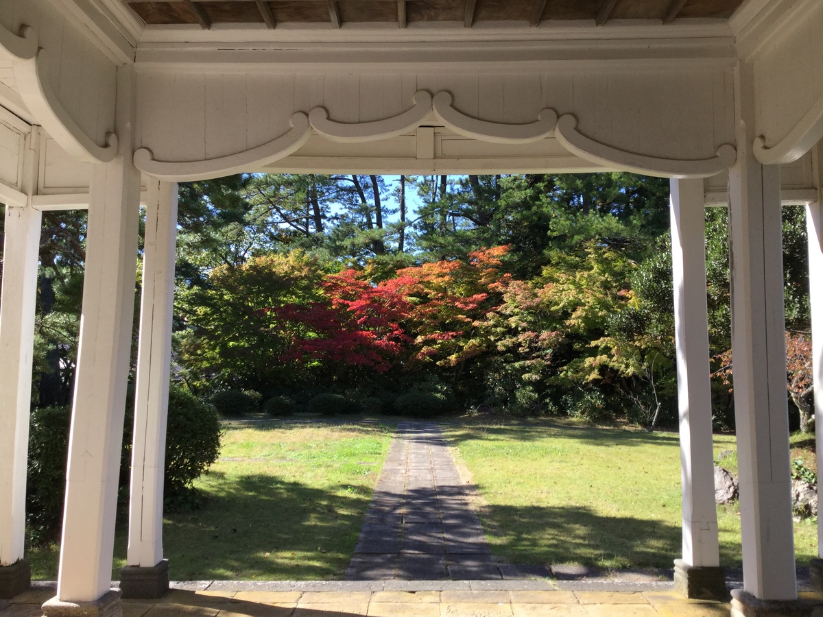 隠岐郷土館から前庭を見る。正面の紅葉が美しい。