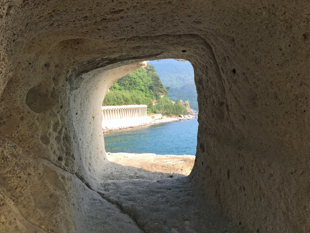 海岸に近いほうの小さなトンネルは、明治初期に最初に手掘りで掘られたもの。