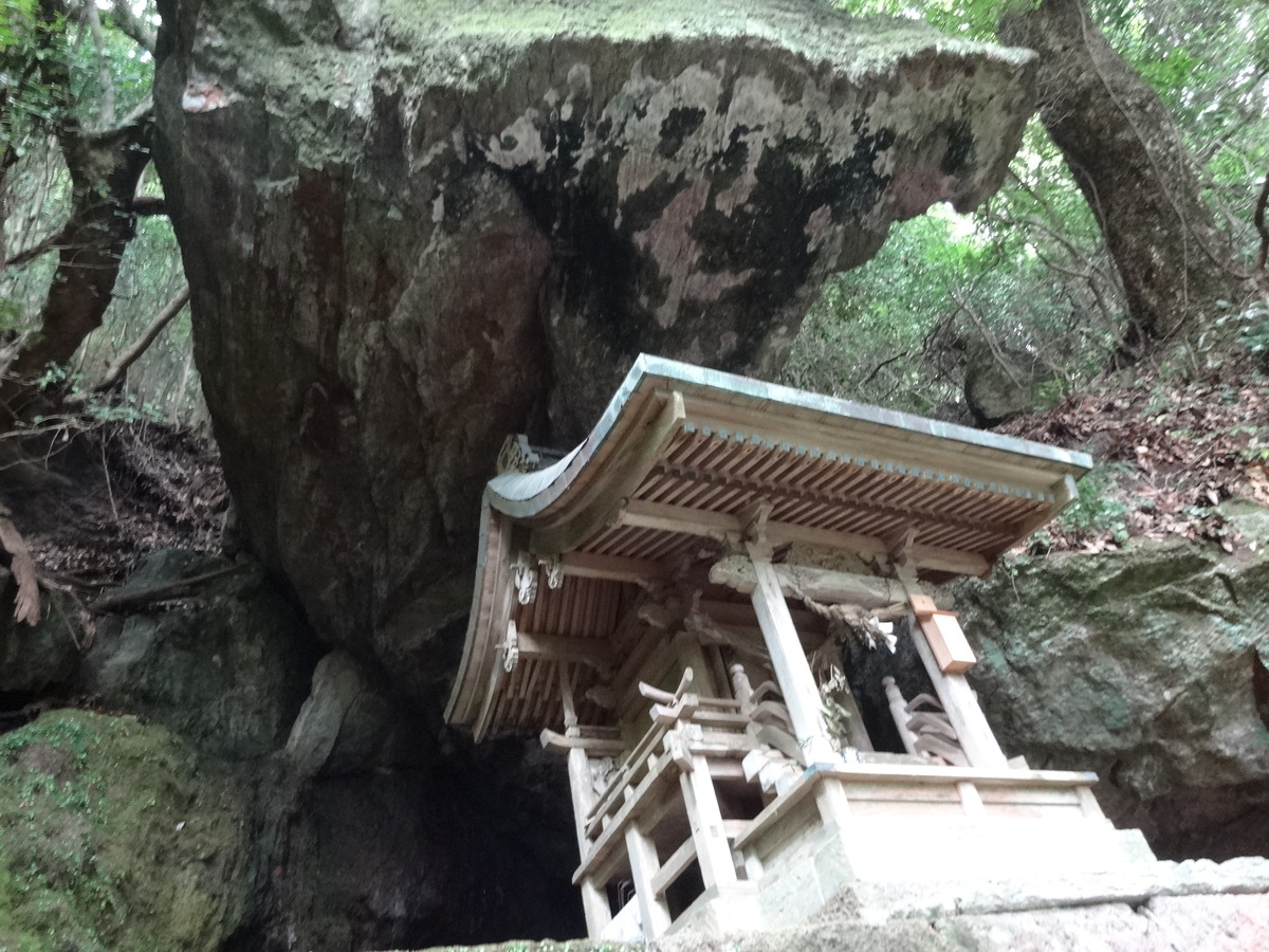 中腹には大きな岩の下に祠が祀られていました