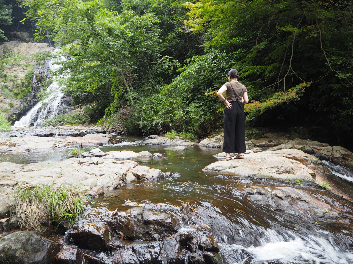 自然林に囲まれたこの場所は、水の流れる音と滝から吹く風に夏の暑さを忘れます。